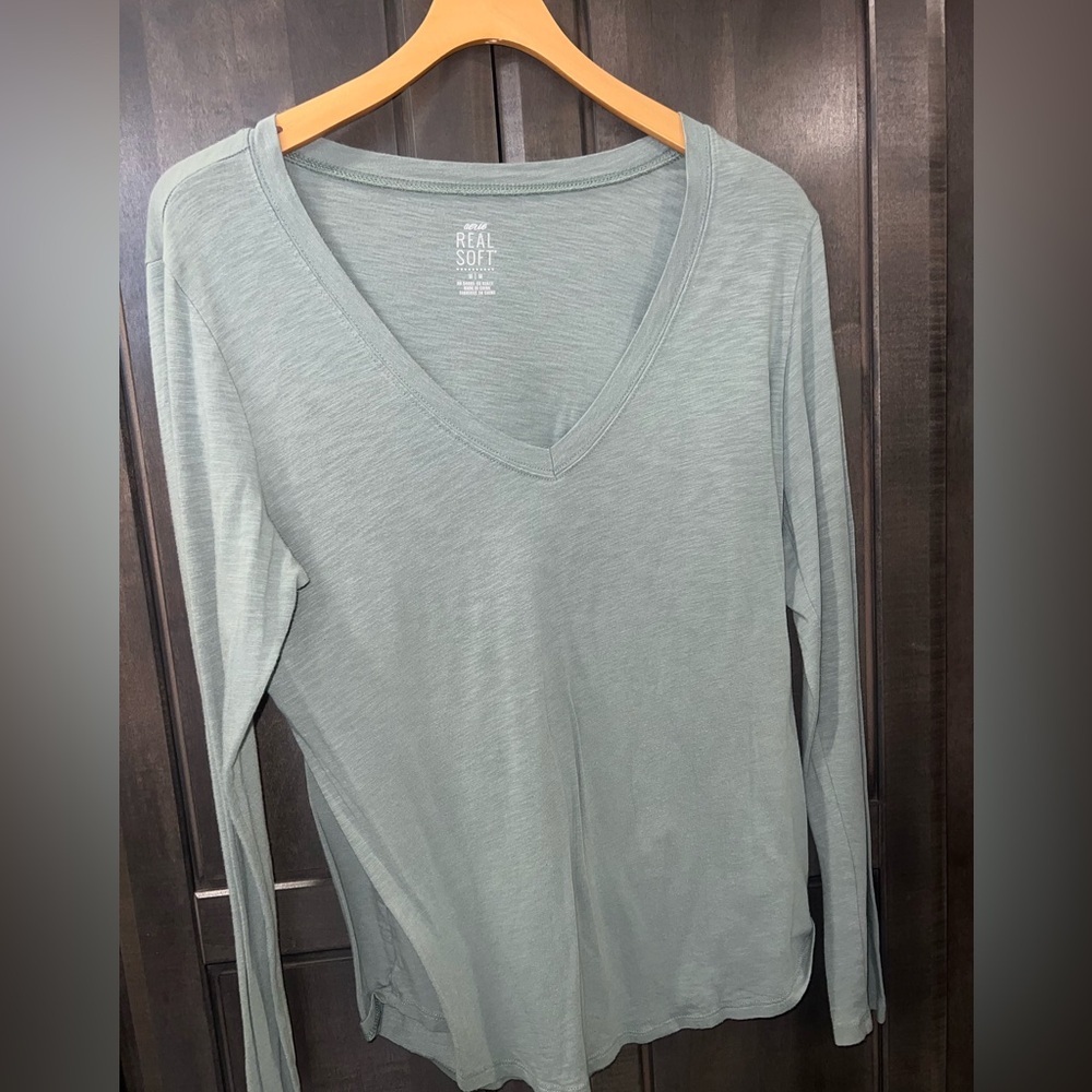 American Eagle V-Neck Long Sleeve